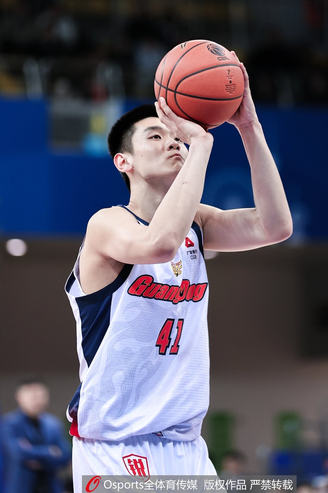 开云登录入口-媒体人：王洪泽用稚嫩肩膀扛起广东脆弱内线 他值得更多时间&amp;机会